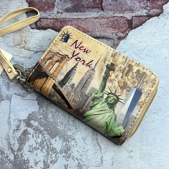 🆕New York Graphic Wallet Wristlet Card Slots Zip Pocket Perfect for Everyday - Picture 4 of 8